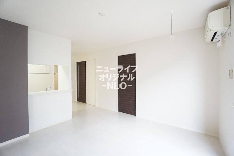 その他　リビング別アングル　ご家族との会話も弾む対面式キッチン☆