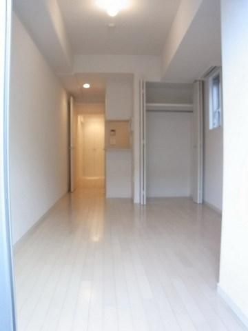 居室・リビング　角部屋２面採光の明るいお部屋です