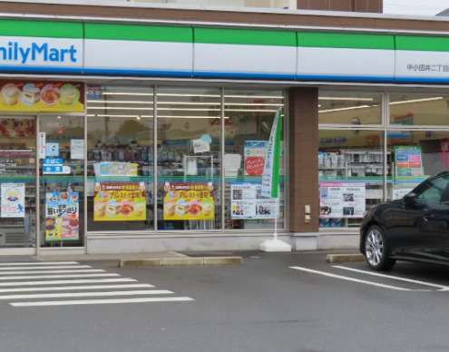 コンビニ　ファミリーマート 中小田井二丁目店（コンビニ）まで375m