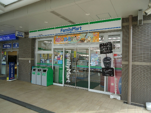 コンビニ　ファミリーマート 香里園駅前店（コンビニ）まで332m