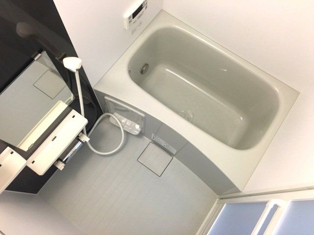 バス・シャワールーム　広々使える浴室です。（追い焚き付き）