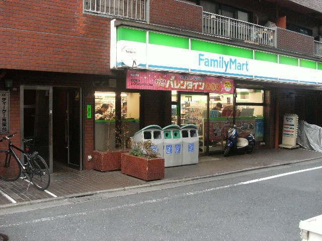 コンビニ　ファミリーマート（コンビニ）まで14m