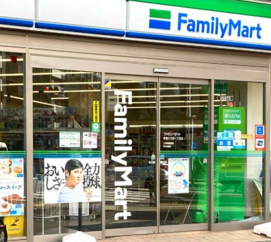 コンビニ　ファミリーマート新宿大久保一丁目店（コンビニ）まで257m
