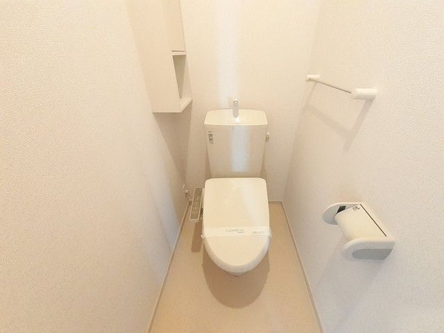 小田急線 新百合ケ丘駅 徒歩17分 3階建 築11年のトイレ写真