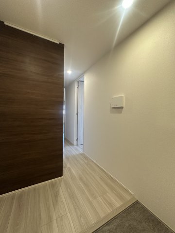 D-ROOMプラーナの玄関写真