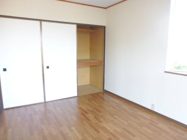 その他部屋・スペース　収納付き・２面採光で明るい洋室