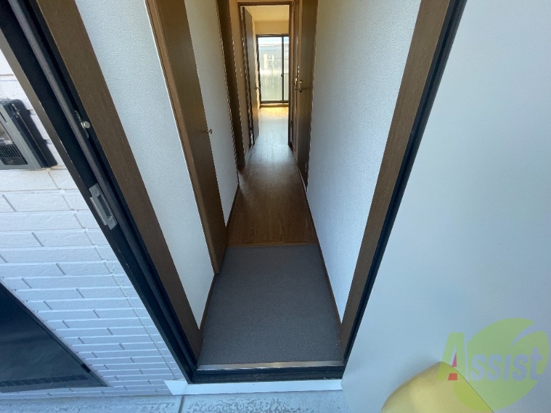 玄関　こちらは玄関のお写真です。広々としていて靴の着脱に便利です