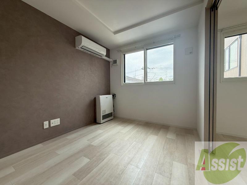 その他部屋・スペース　こちらのお部屋は光が差し込む、温かみのあるお部屋です。