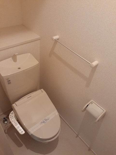 都営大江戸線 練馬春日町駅 徒歩13分 2階建 築9年のトイレ写真