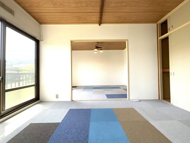 居室・リビング　タイルカーペットの洋室２部屋続き。扉を外して大きな１部屋も◎
