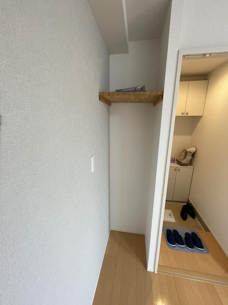 その他部屋・スペース　洋室の玄関側には造り付けの棚があります！！
