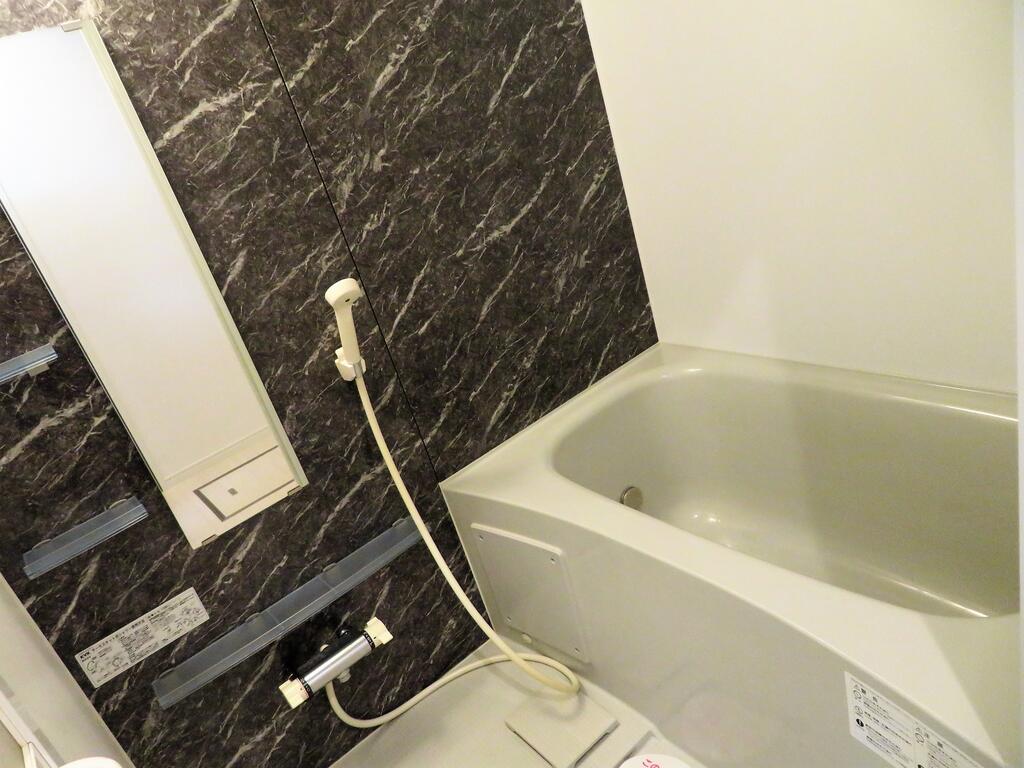 バス・シャワールーム　追い焚き、浴室乾燥機付きです。