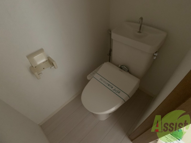 トイレ　温水洗浄便座なので快適に使用できそうですね。