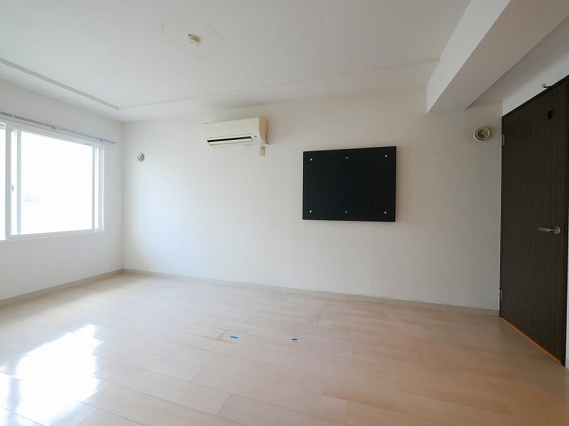 居室・リビング　ディスプレイパネル付きの広いお部屋です♪