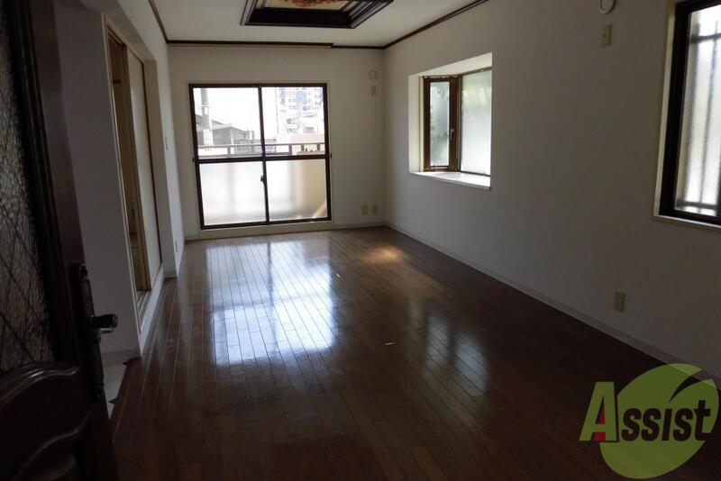 居室・リビング　１６帖のリビングにはソファを置いて家族団らんしましょう。