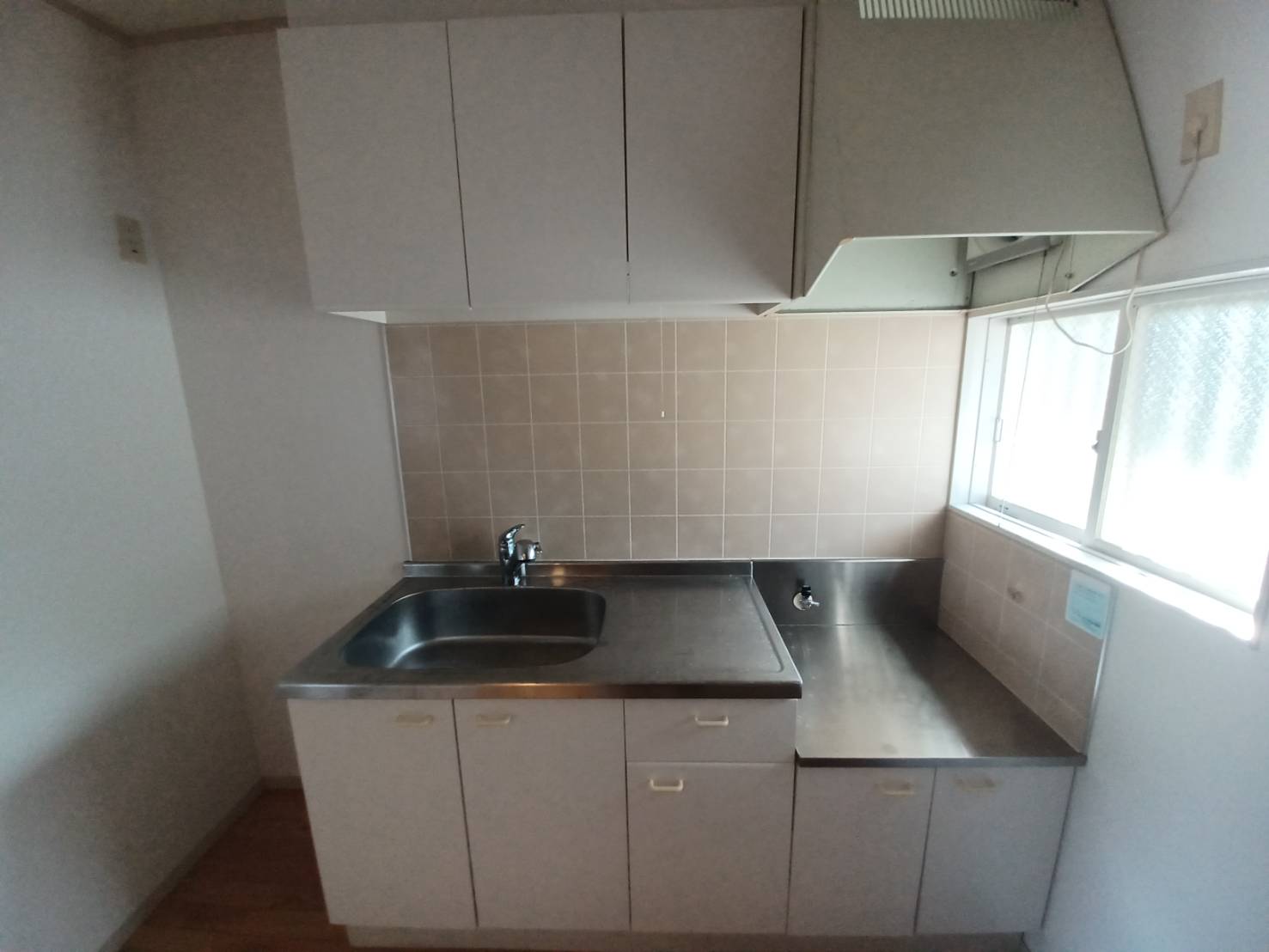 キッチン　現在リフォーム中の為、同仕様物件の写真となります。