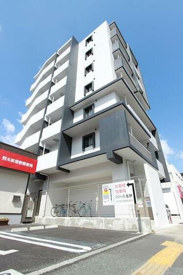 熊本市中央区新屋敷のマンションの建物外観
