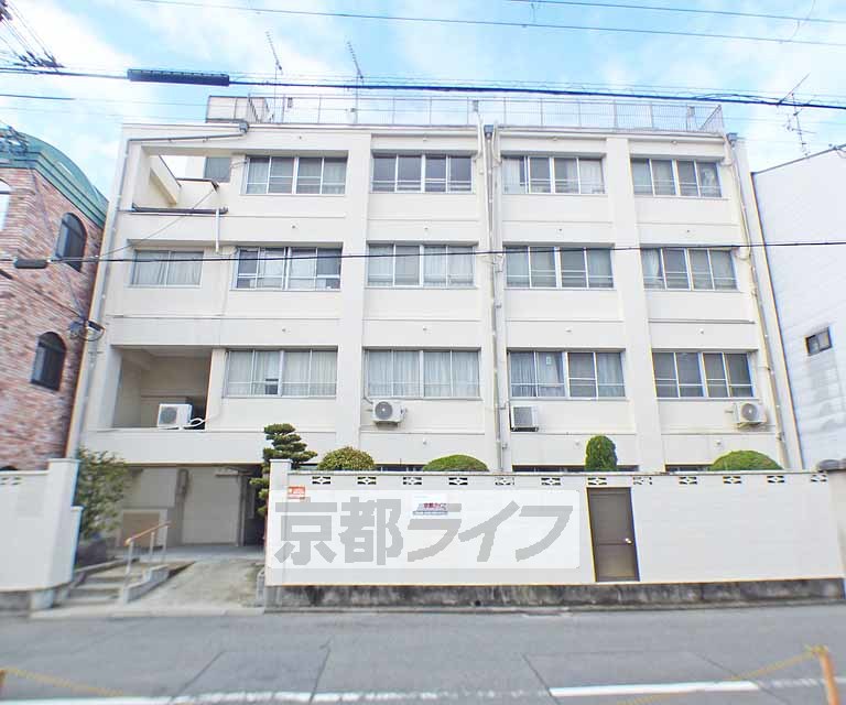 【京都市北区紫竹下長目町のマンションの建物外観】