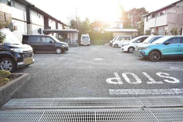 【上尾市五番町のアパートの駐車場】