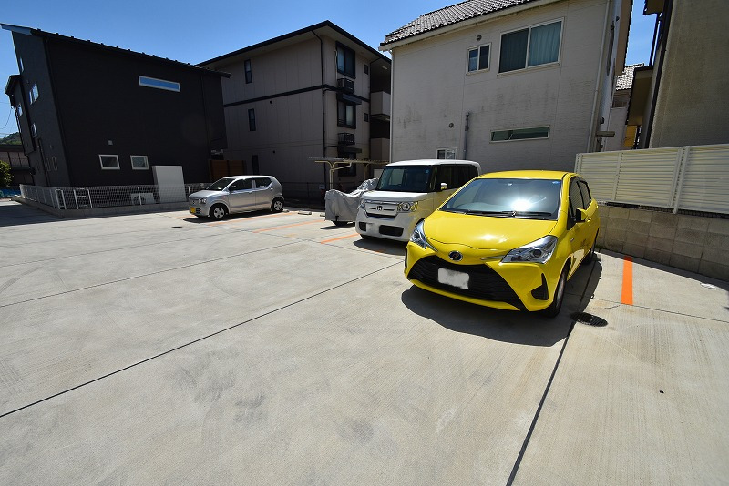 【ビレッジ住岡　Aの駐車場】