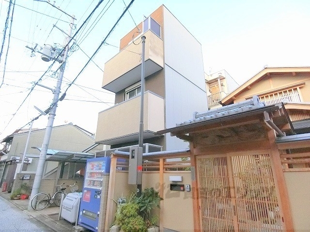 京都市下京区西新屋敷下之町のマンションの建物外観