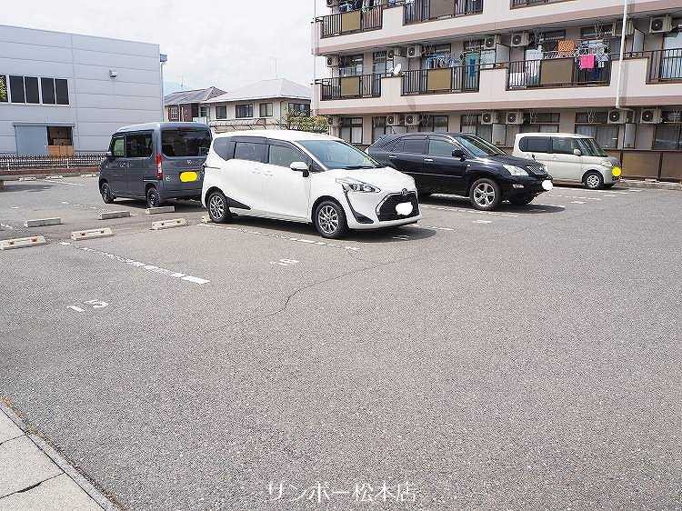 【松本市大字笹賀のマンションの駐車場】