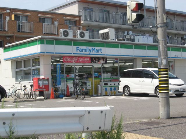 コンビニ　ファミリーマート（コンビニ）まで370m