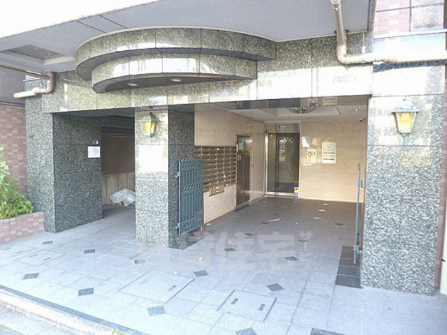 【京都市下京区四条堀川町のマンションのエントランス】