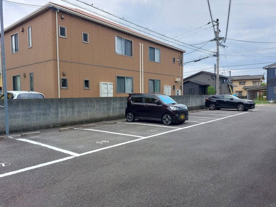 【松山市土居田町のアパートの駐車場】