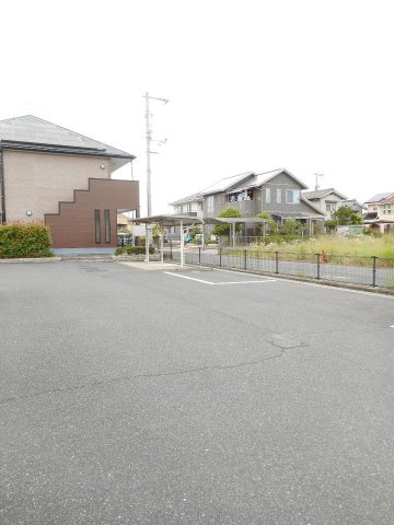 【福山市神辺町のアパートの駐車場】