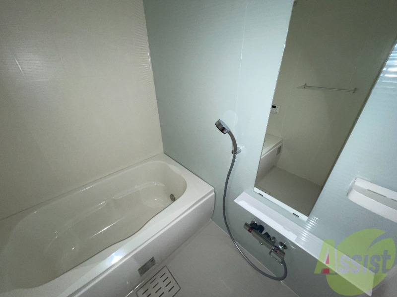 バス・シャワールーム　浴室は浴室乾燥、追い炊き機能が付いています。