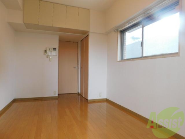 居室・リビング　フローリング貼りの室内です