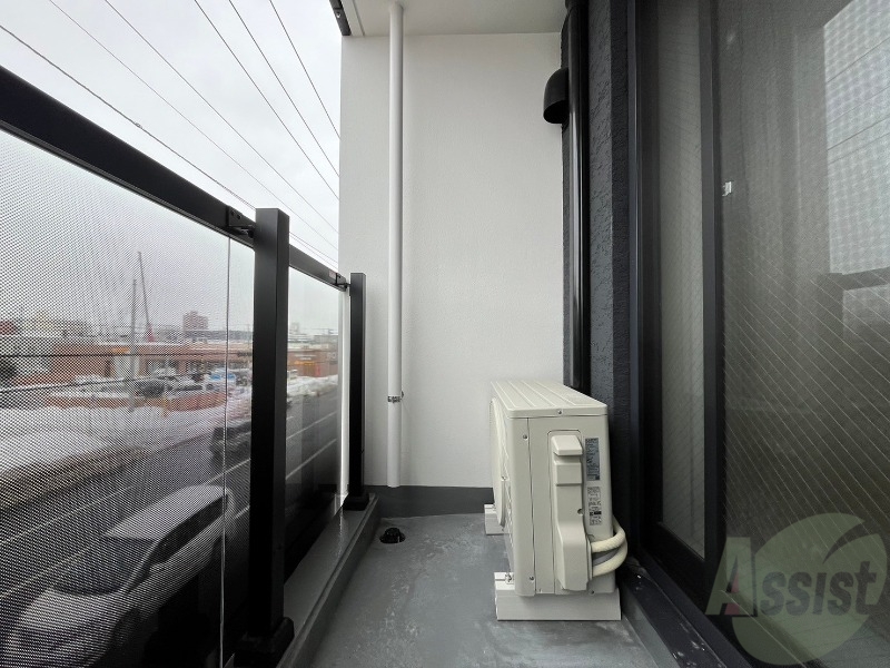 バルコニー　バルコニー。洗濯物がはかどりそうな広さがありますよ。