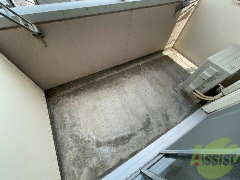 バルコニー　お天気の良い日は布団も干せてポカポカですね。