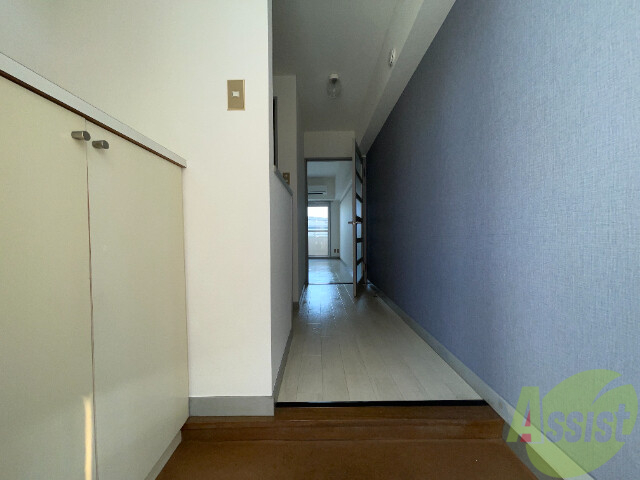 玄関　玄関を入ると白い壁とフローローリングが素敵です