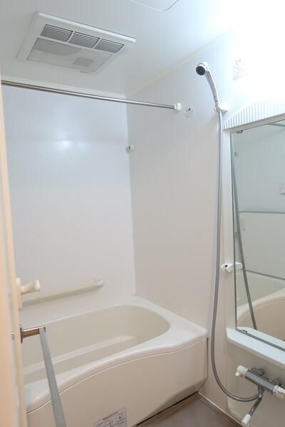 バス・シャワールーム　※同タイプ・別部屋の参考写真です。