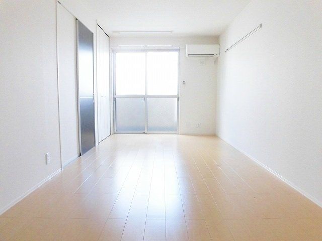 居室・リビング　陽射し良好なリビングです。