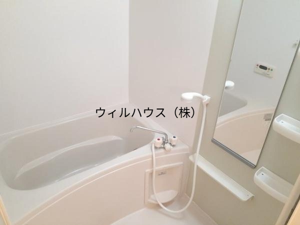 バス・シャワールーム　浴室乾燥機、追い焚き機能付きバス！