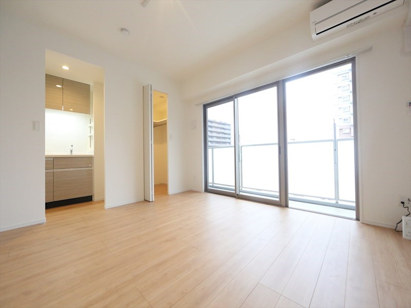 居室・リビング　洋室9帖　システムキッチン　エアコン完備　バルコニー