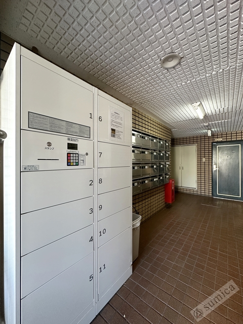 ロビー　便利な宅配ボックス完備