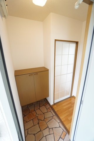 玄関　※同物件・反転タイプの写真です。