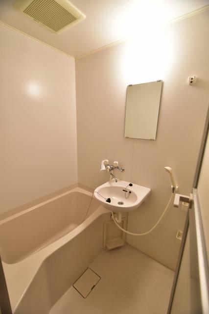 バス・シャワールーム　バスタブの広さも魅力♪