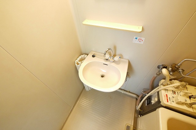 洗面設備　ゆったりとスペースのある洗面所