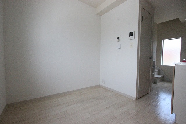 居室・リビング　同物件、別号室のものです。