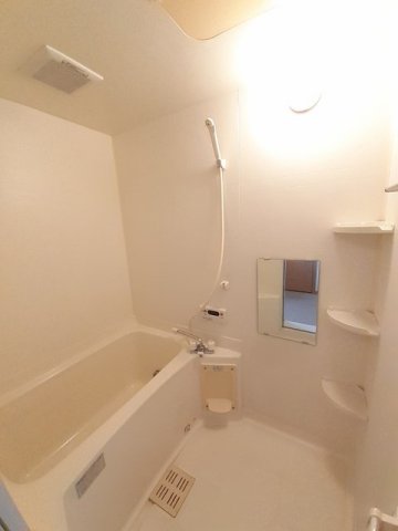 バス・シャワールーム　コンパクトで使いやすいお風呂です