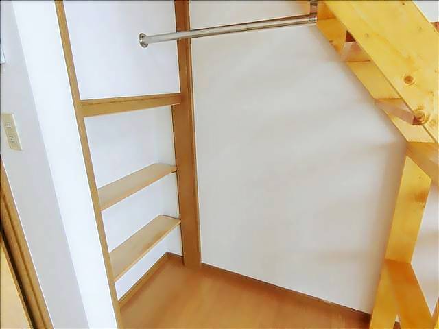 収納　お洋服を掛けることができますよ。