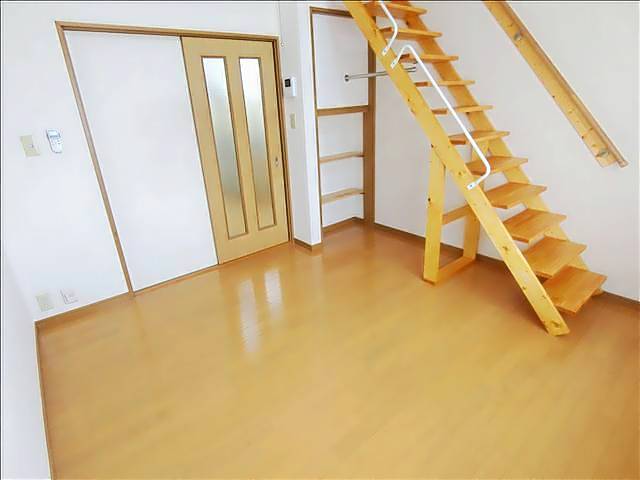 居室・リビング　フローリングでお掃除がラクラクですね。