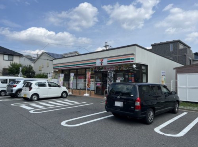 コンビニ　セブンイレブン（コンビニ）まで483m