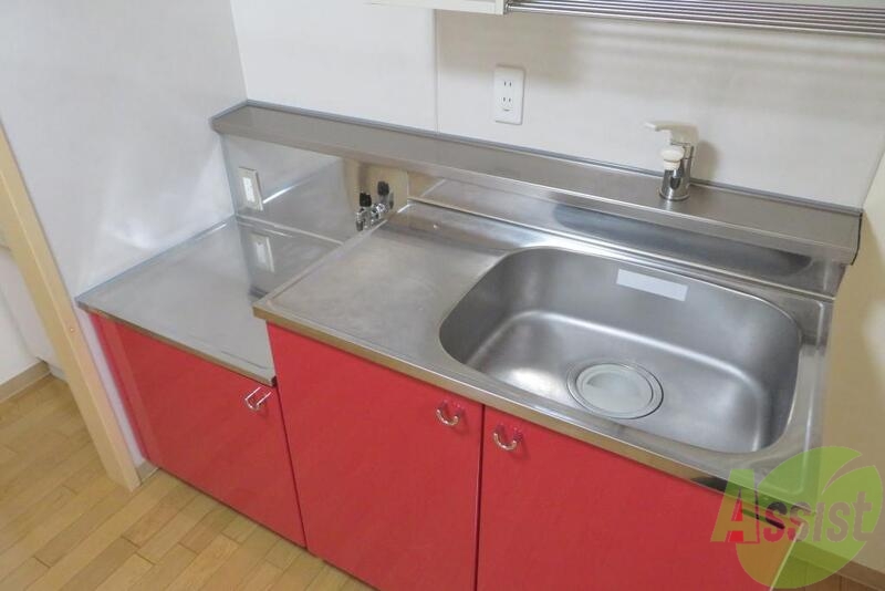 キッチン　キッチンはこんな感じ。収納に色が付いているのはイイですね。