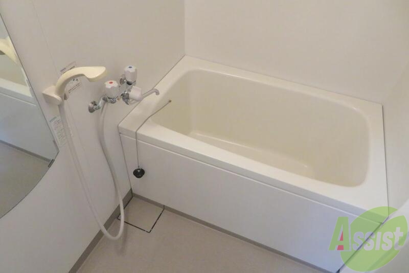 バス・シャワールーム　浴槽はゆったりと浸かれそうなサイズ感ですね。